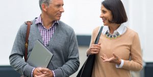 Zwei Erwachsene unterhalten sich während dem Laufen. Zwei Erwachsene unterhalten sich während dem Laufen über Datensicherheit.