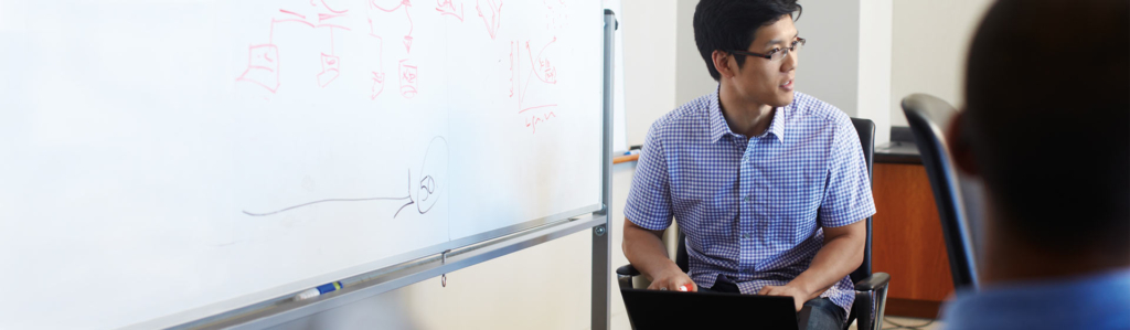 Ein junger Mann im Krankenhaus arbeitet an einem Laptop Ein junger Mann im Krankenhaus arbeitet an einem Laptop