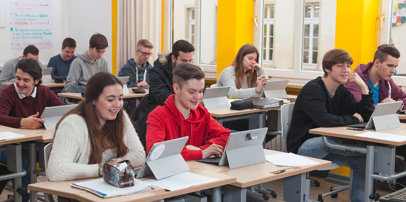 Schüler im Unterricht mit Surface-Laptops und Office 365 Schüler im Unterricht mit Surface-Laptops und Office 365