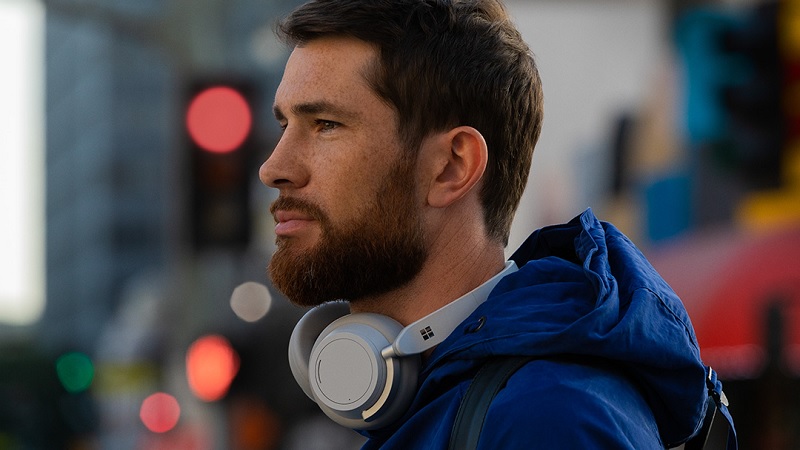 Ein junger Mann mit Kopfhörern im Straßenverkehr
