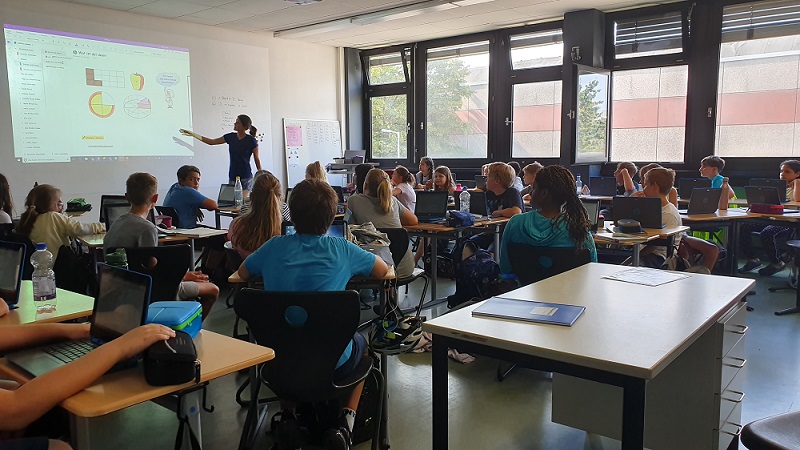 Eine Lehrerin im Unterricht vor ihrer Klasse