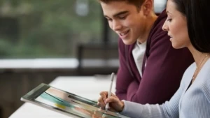 Zwei Schüler arbeiten an einen Surface Device mit einem Surface Pen