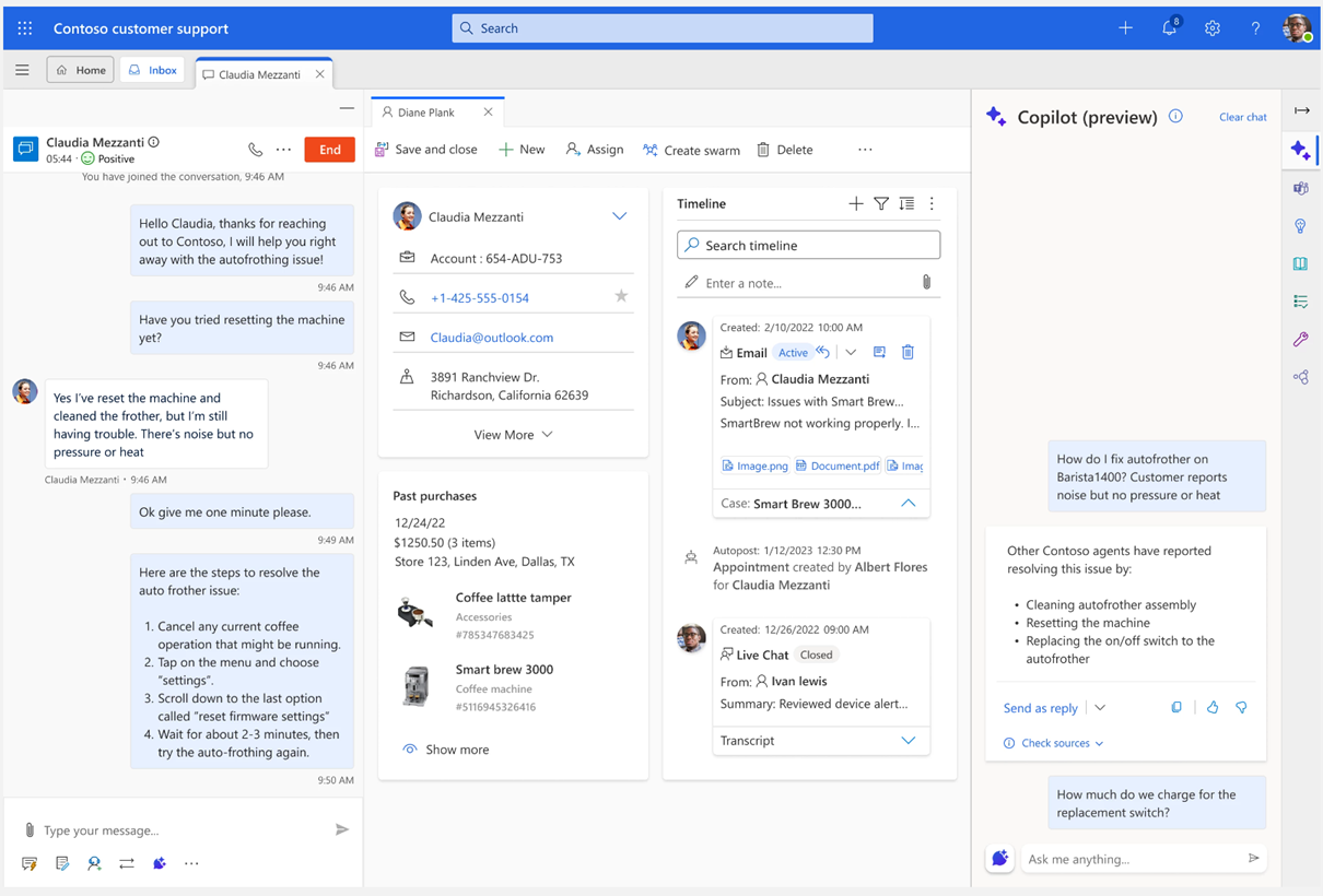 Ein Mann sitzt an einem Schreibtisch und arbeitet an einem Laptop