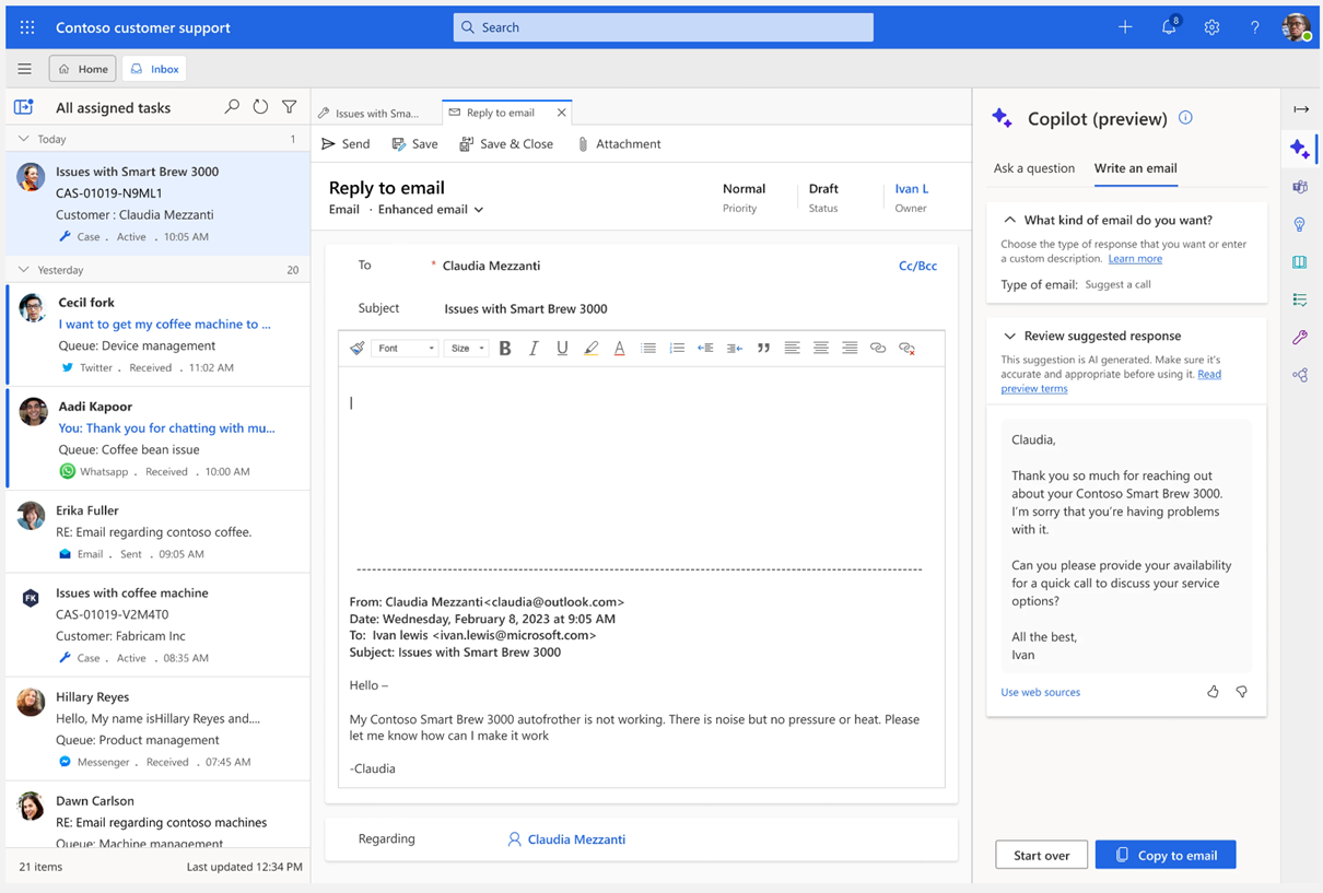 Ein Mann sitzt an einem Schreibtisch und arbeitet an einem Laptop