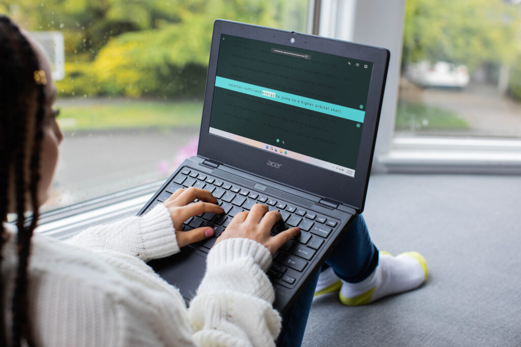 An elementary school student using Immersive Reader on a laptop. 