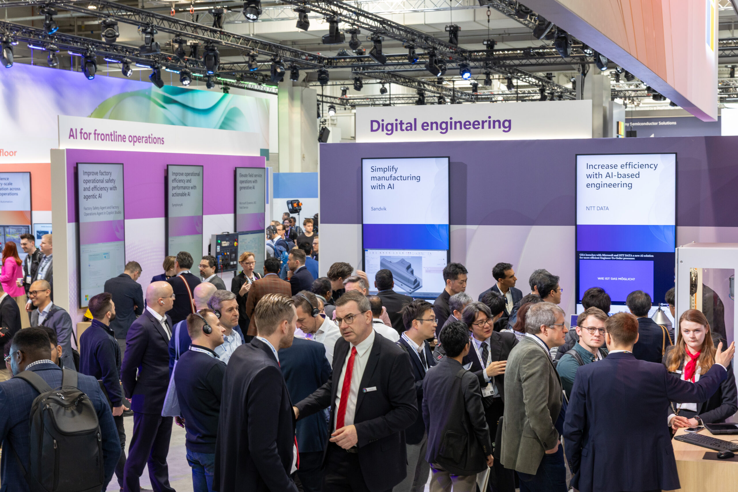 Hannover attendees engage with the Microsoft "Digital engineering" demos. 