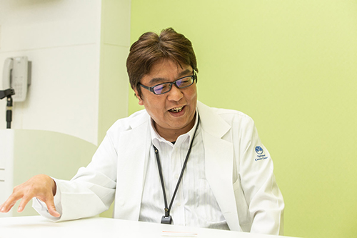 インタビューに応じる吉野 氏