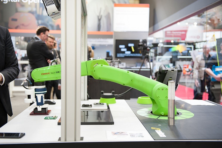 産業見本市「ハノーバーメッセ」2019 年、ロボットアーム デモンストレーション