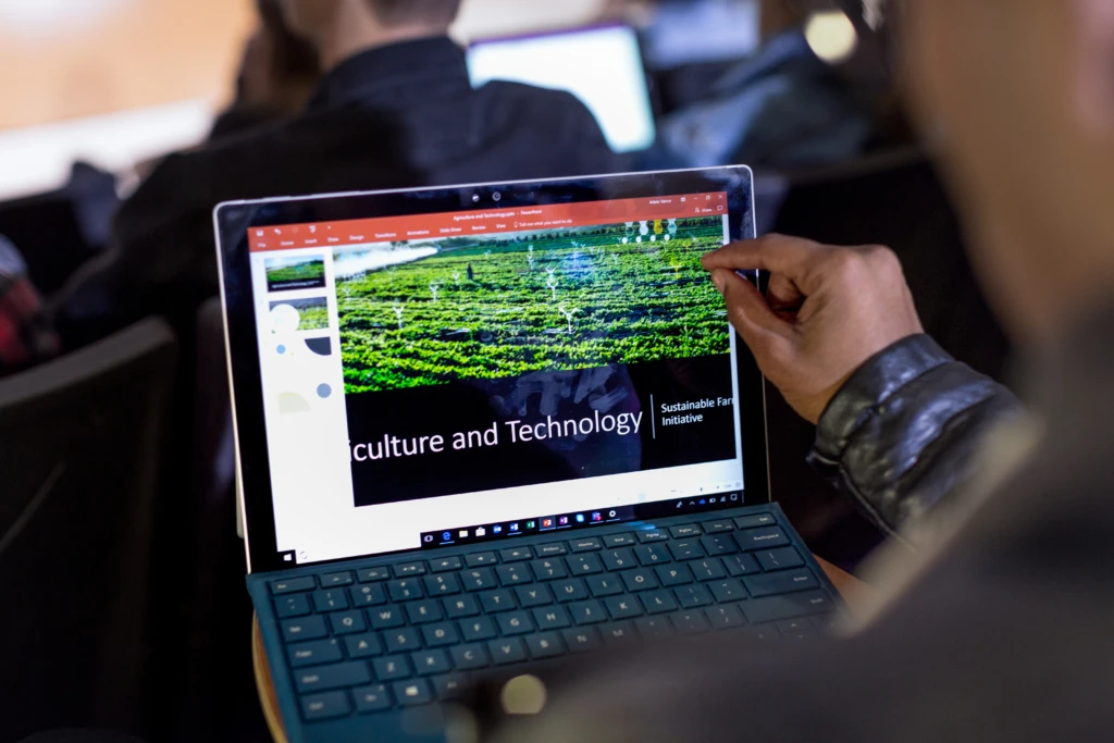 PC 画面でサステイナブル テクノロジについて確認している男性