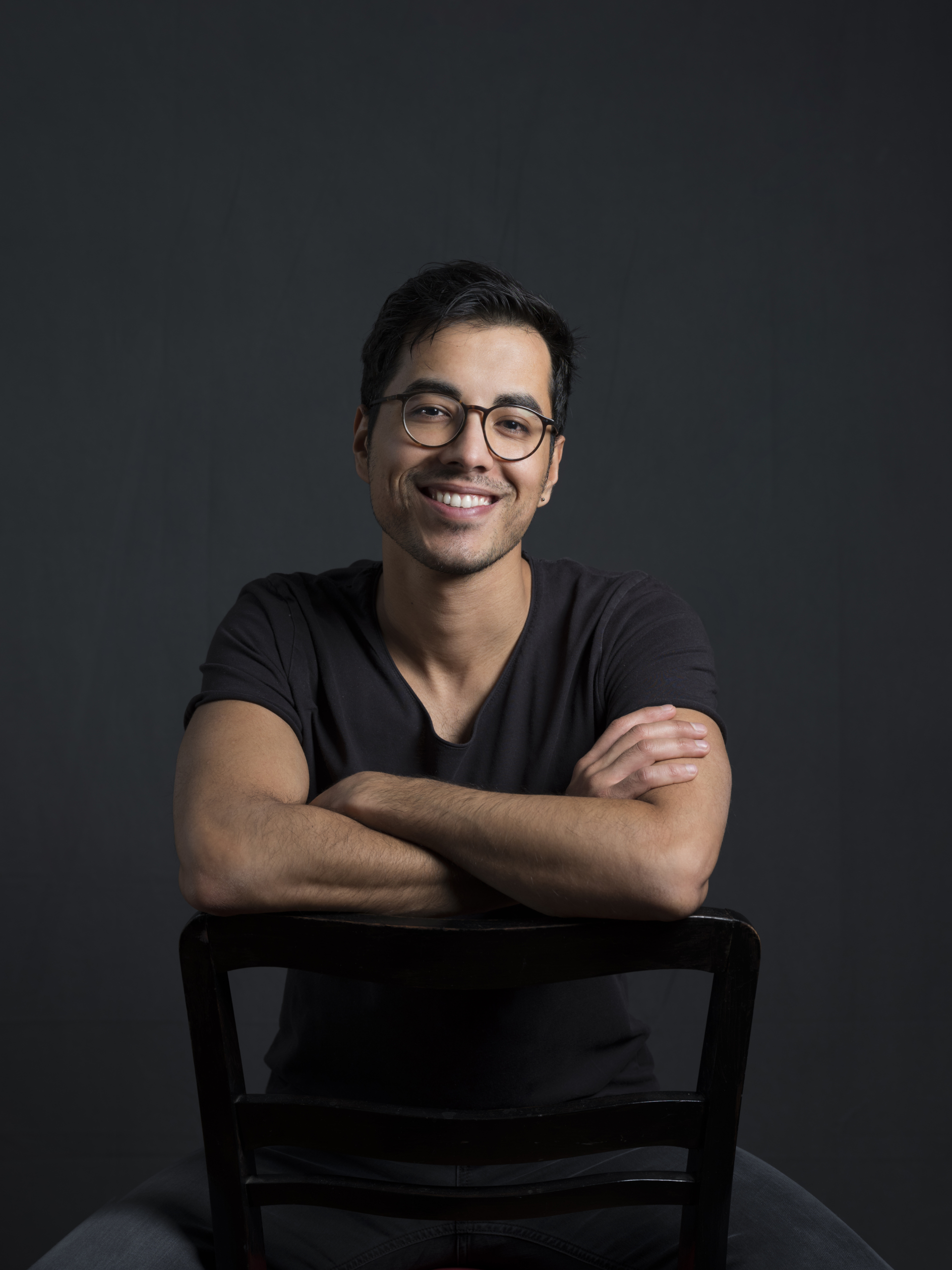 Gründer von HIMATHE und Mathe-Coach Milad Fahimi sitzt rücklings auf einen Stuhl