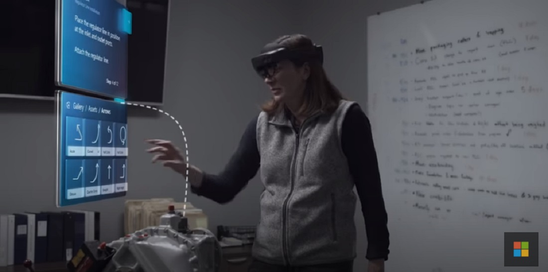 Eine Frau arbeitet mit einer HoloLens