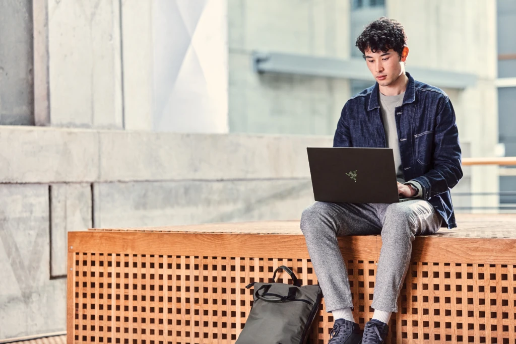 Auf dem Fotos sieht man einen Jungen, der ein Device benutzt.