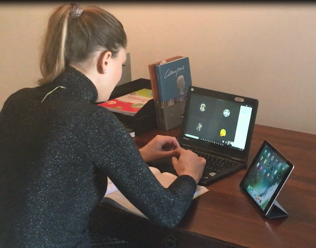 Die Lehrerin eröffnet Videokonferenz