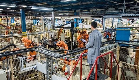 Ein mann steht in einer Industriehalle