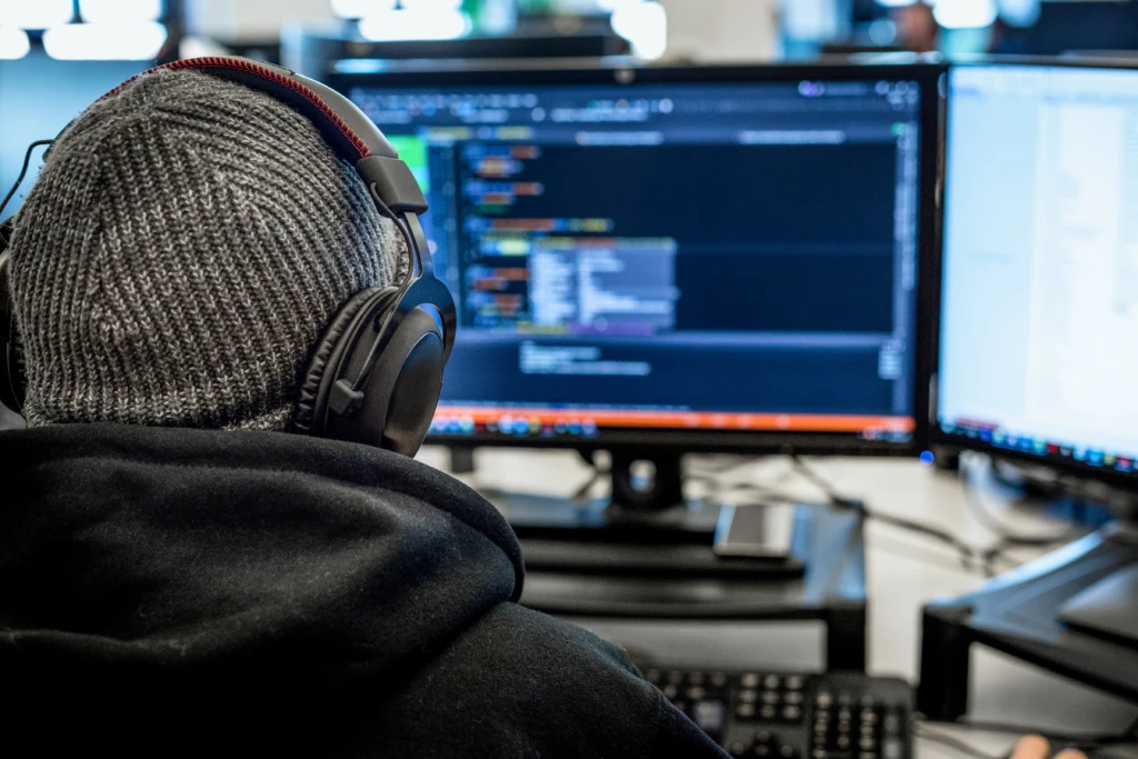 Auf dem Foto ist ein Developer zu sehen.