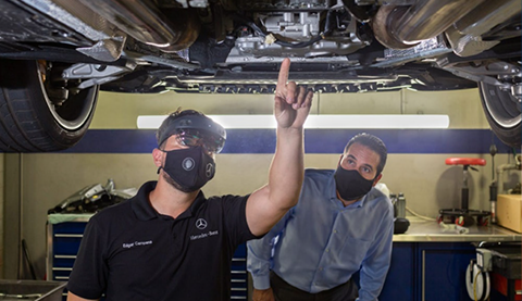 Zwei Männer arbeiten in einer werkstatt