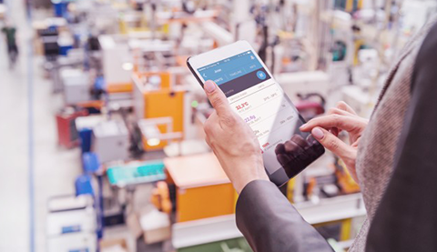 Person bedient Handy im Supermarkt