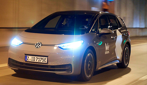 Volkswagen Auto bei Nacht