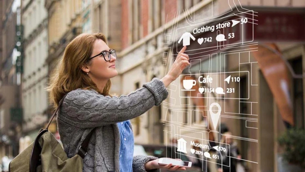 Eine Frau in einer Fußgängerzone tippt auf einer Cloud-Animation in der Luft.