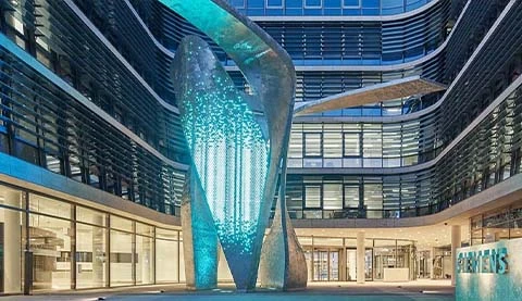 Das Artrium von einem Siemens Standort mit einer gro&szlig;en Glas-Wasser-Skulptur.  