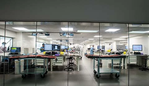 Ein steriler Produktionsraum von au&szlig;en durch eine Glasscheibe. 