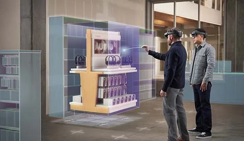 Zwei M&auml;nner mit HoloLens2 vor einem virtuellen Gesch&auml;ft.&nbsp;