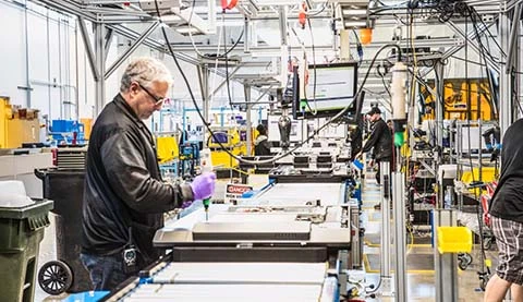 Ein Mann in einer Produktionsstra&szlig;e eines Industrieunternehmens.