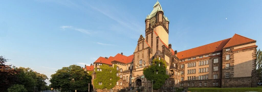 Schumannbau der Technischen Universit&auml;t Dresden