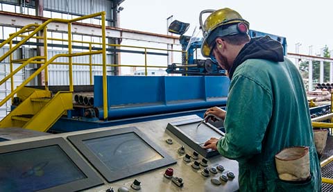 Ein Mann mit Helm in einer Produktionsstraße