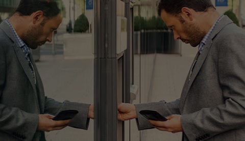 Ein Mann an einem Bankautomaten