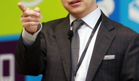 Hsiao-Wuen Hon wearing a suit and tie