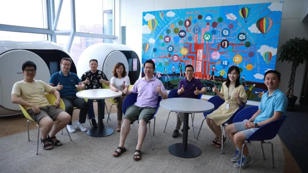 肖立与邵斌（右三）、铸星计划项目经理石贝贝（左四）及合作研究员等合影