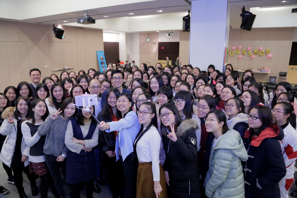 2016 年第一届 Ada Workshop，微软亚洲研究院常务副院长张冬梅博士举着自拍杆与同学们合影