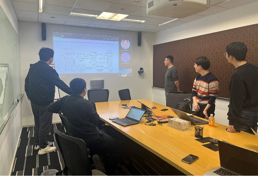 姚迪与合作研究员进行科研研讨