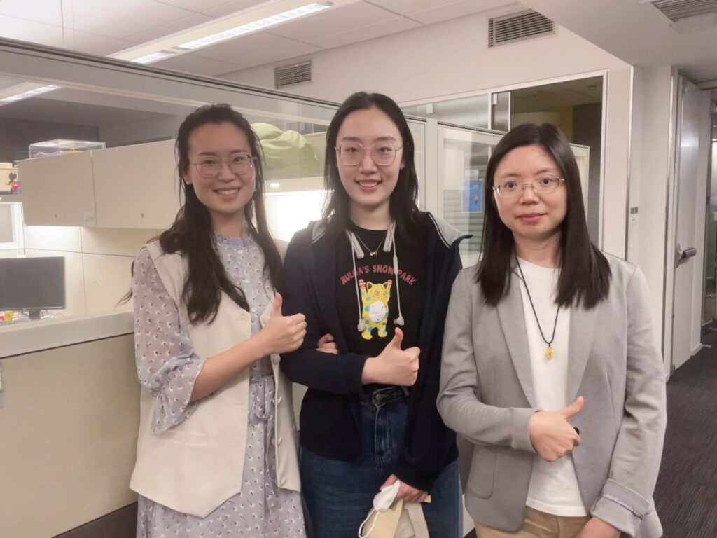 姜雪与 mentor 彭秀莲(右)、薛华颖(左)合影