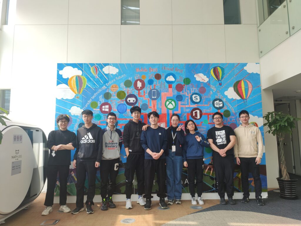 姜雪(右四)和小伙伴们