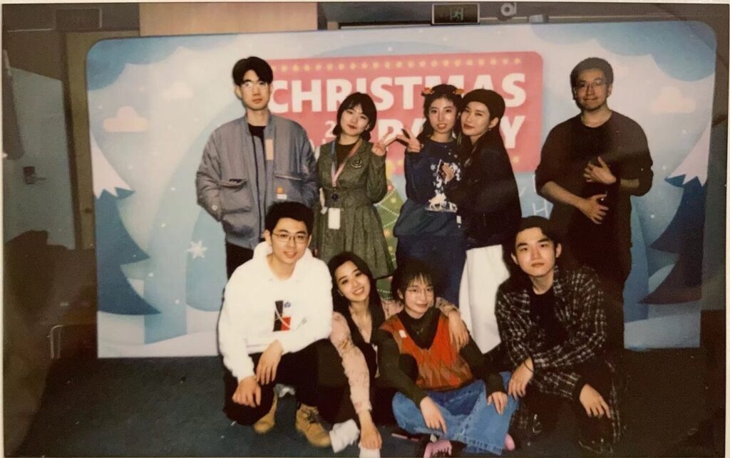 李缙(前排右一)和小伙伴们