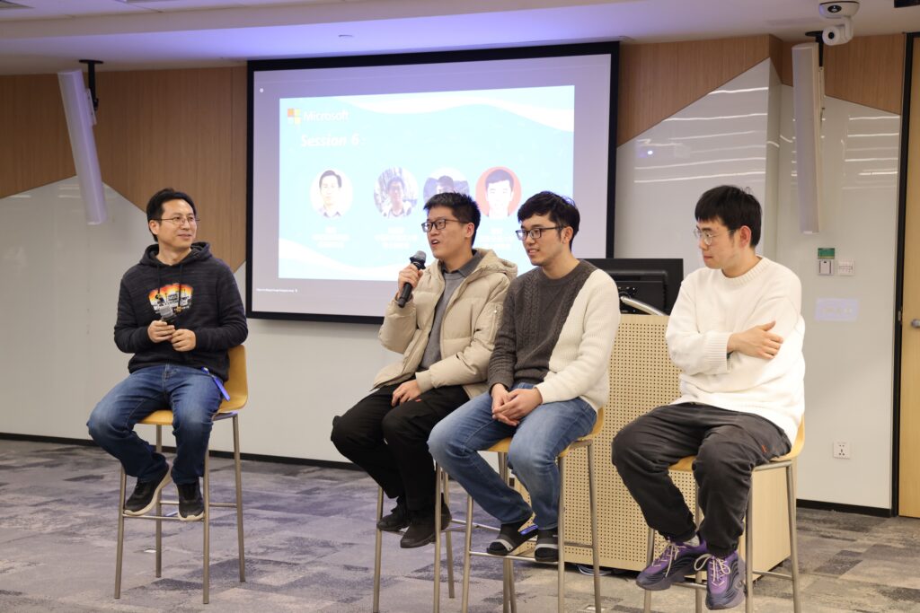 微软亚洲研究院首席研究员秦涛（左）与组内联培学生