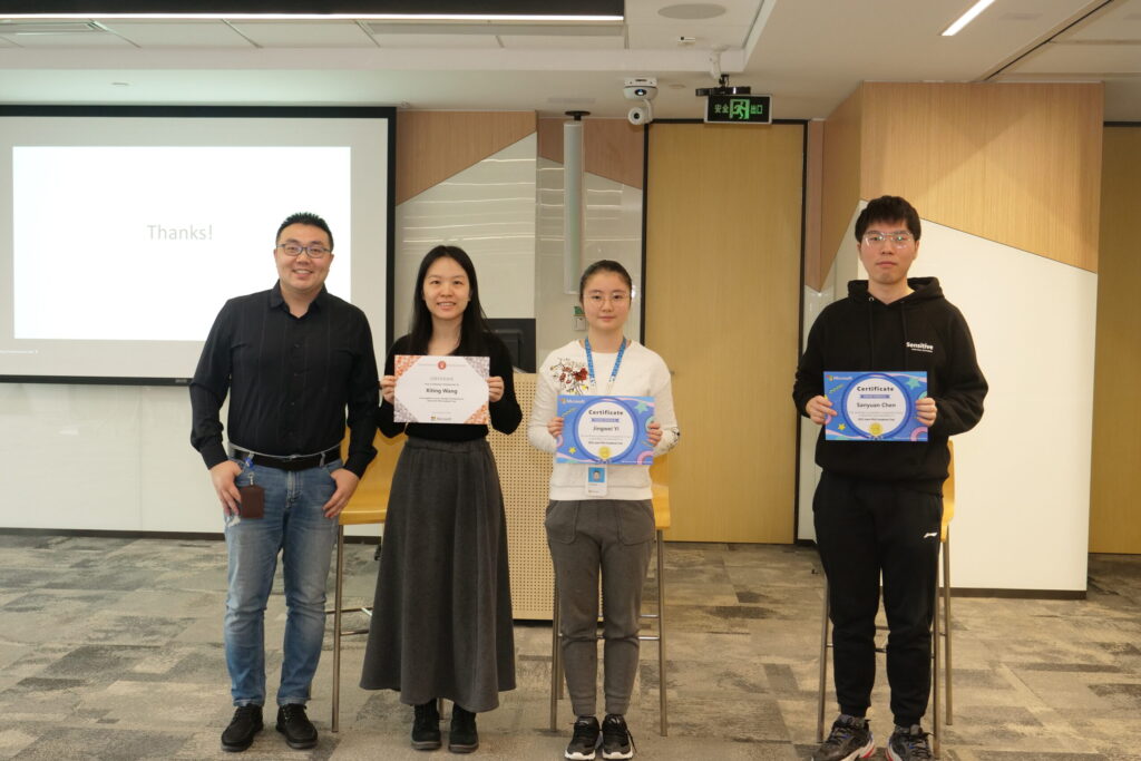 微软亚洲研究院高级研究员王希廷（左二）与组内联培学生