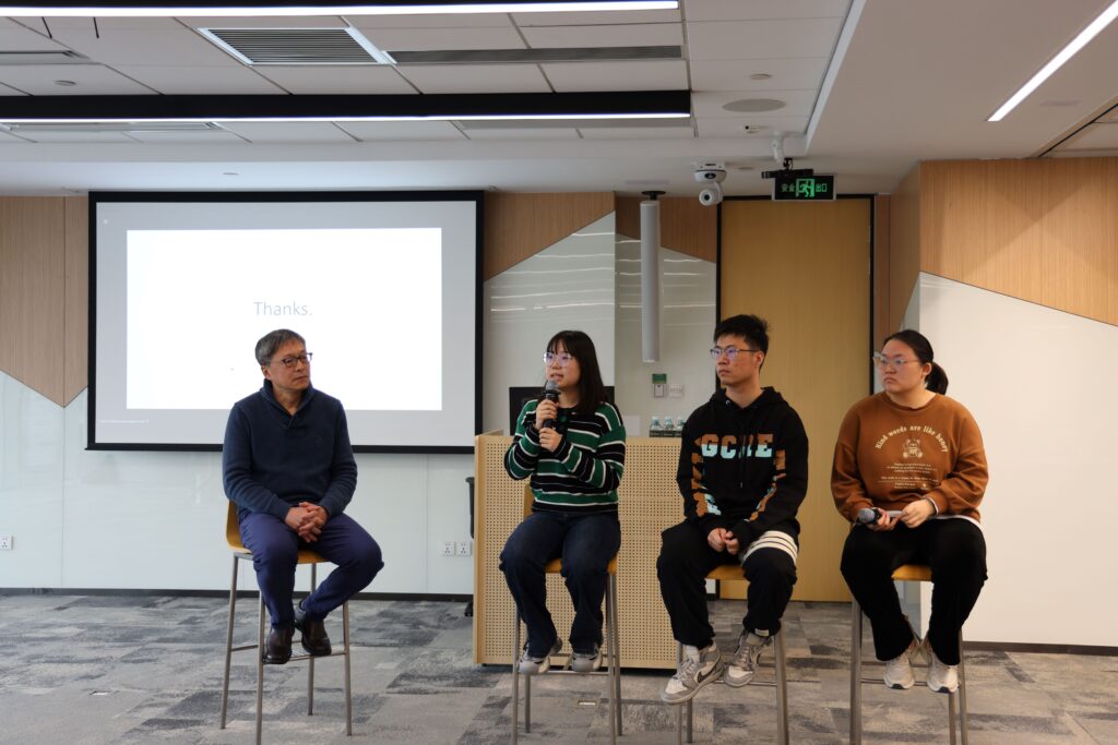 微软亚洲研究院首席研究员林钦佑（左）与组内联培学生