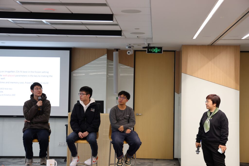 微软亚洲研究院高级研究员罗翀（右）与组内联培学生