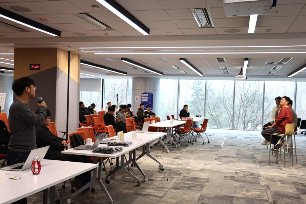 微软亚洲研究院高级研究员陈栋与组内联培学生回答提问