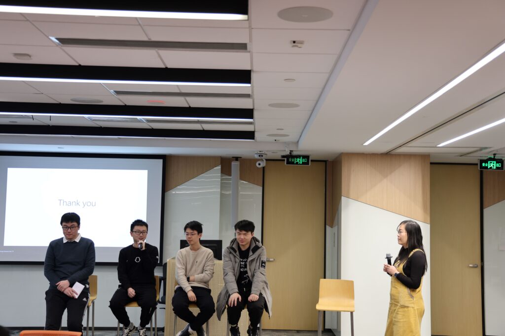 微软亚洲研究院高级研究员陈琪（右）
与组内联培学生