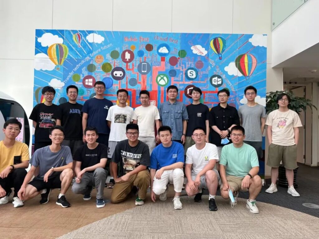 刘泽（后排右四）与组内伙伴合影