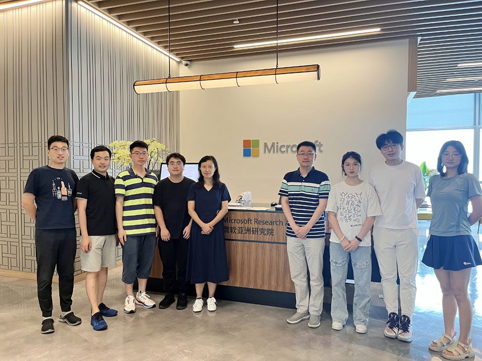 张扶桑（右四）、邱锂力（左五）研究团队合影