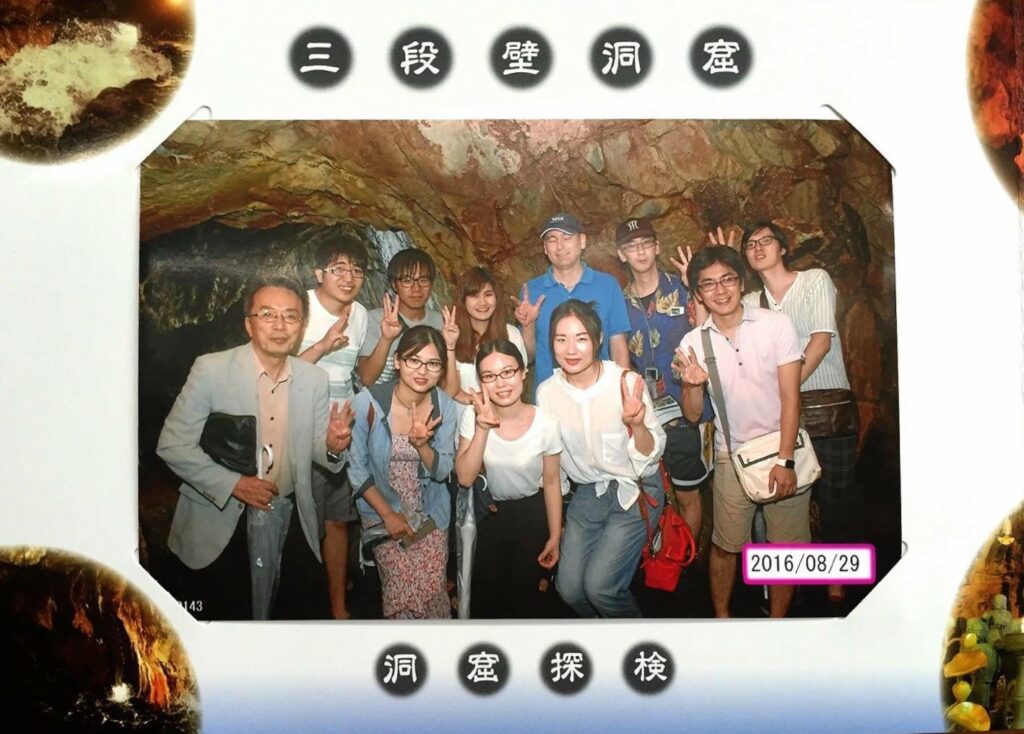 刘蓓（前排左二）与导师田中克己教授（前排左一）及实验室小伙伴一起出游