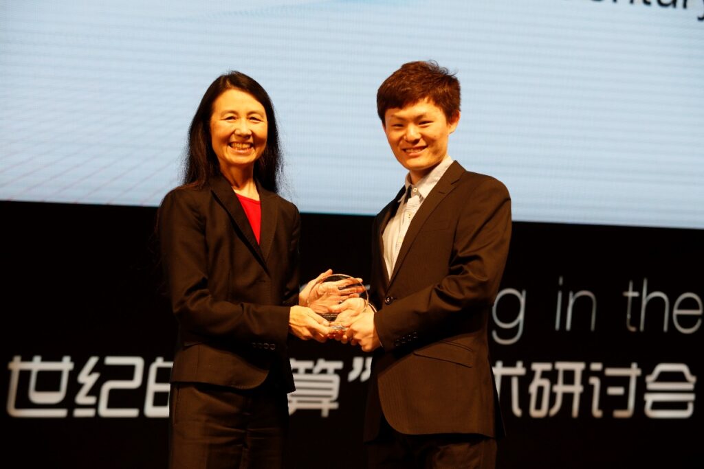 董力(右)在2015年“二十一世纪的计算”大会上获得微软学者称号,哥伦比亚大学数据科学研究所所长周以真教授(左)为其颁奖