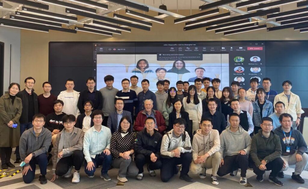 邱锂力（第二排右四）及上海团队与康奈尔大学教授、图灵奖得主 John Hopcroft（第二排左四）进行交流