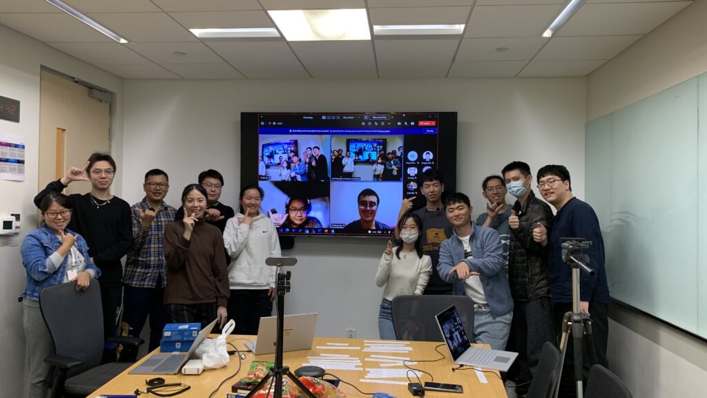 罗琳（左四）与同事们的手语课堂开班合影