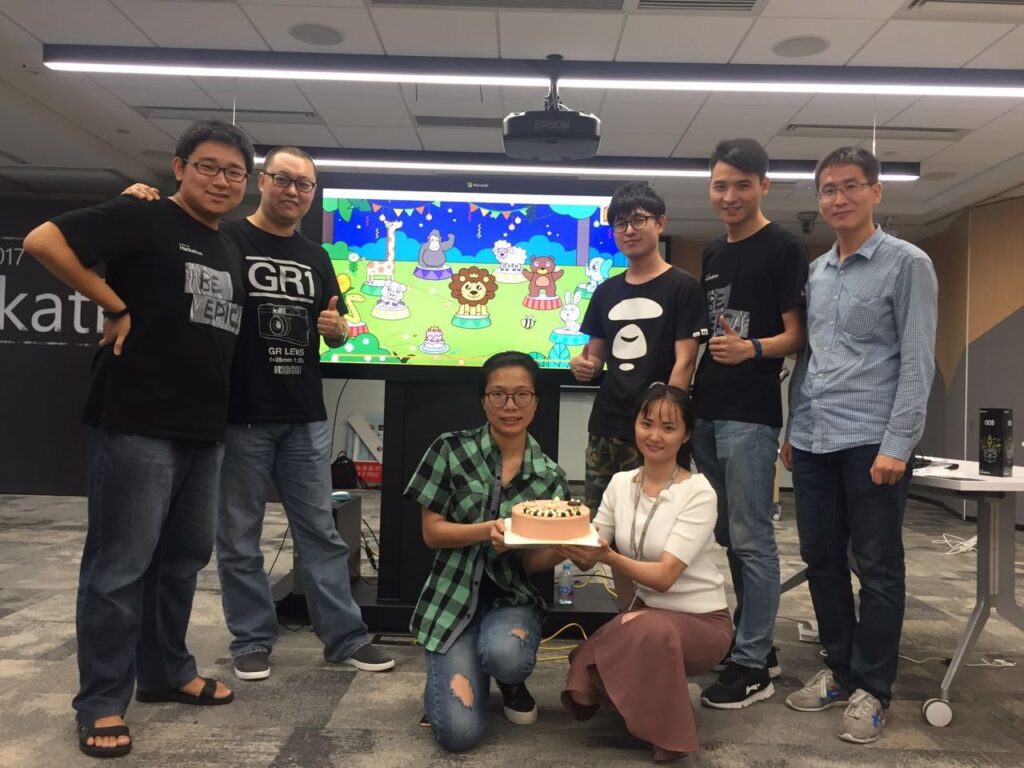 刘潏（前排右一）与团队参加Hackathon骇客马拉松
